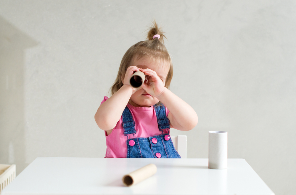 Kid using cardboard binoculars 02